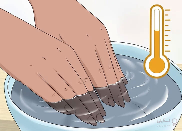 قرار دادن ناخن در ظرف آب