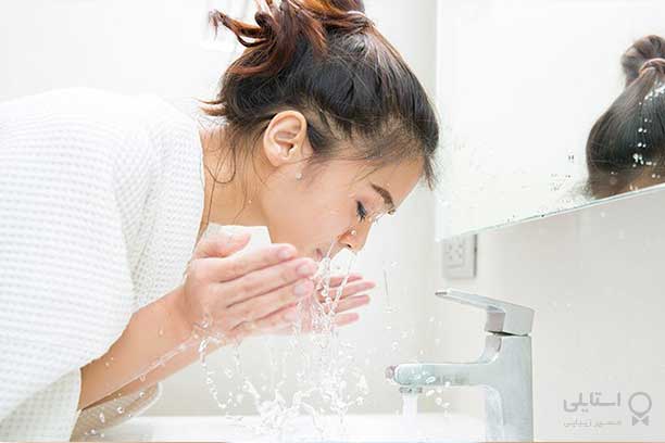چرا نباید صورت خود را زیر دوش بشویید