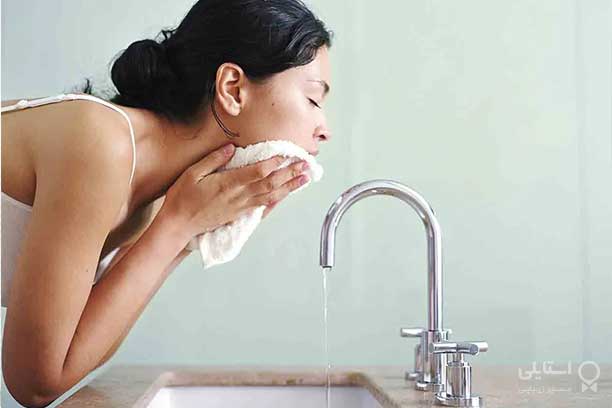 چرا نباید صورت خود را زیر دوش بشویید
