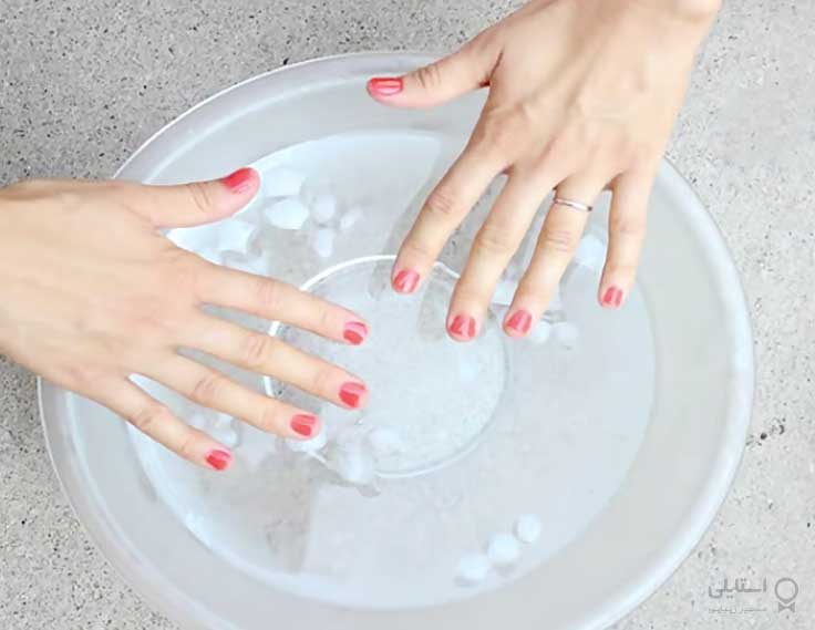 استفاده از آب یخ برای خشک کردن لاک ناخن