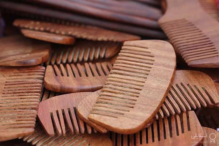 استفاده از شانه چوبی برای پیش گیری از ریزش مو