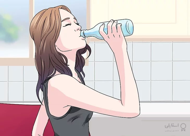 نوشیدن آب با بطری