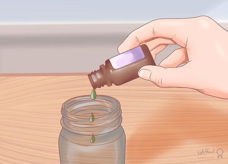 اضافه کردن 3 قطره روغن شمعدانی درون بطری شیشه ای