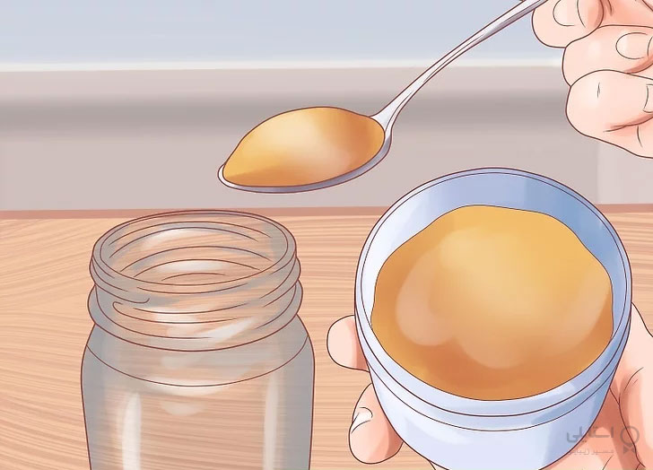 اضافه کردن 2 قاشق غذاخوری موم عسل درون بطری شیشه ای