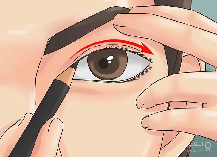 کشیدن مداد چشم داخل چشم