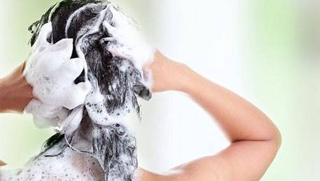 همه آن چه که باید درباره‌ی شستن موهایتان بدانید
