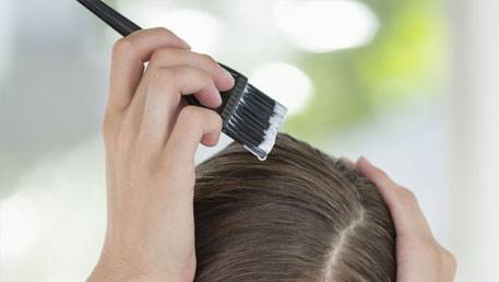 9 ترفند هوشمندانه برای رنگ کردن مو در خانه