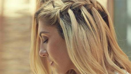آموزش بافت موی آبشاری: زیباترین و معرکه‌ترین مدل مو