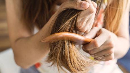 موی خشک: علل و ۹ ترفند حرفه‌ای برای نگهداری از آن