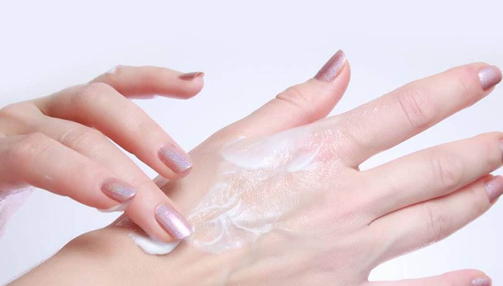 ۱۲ درمان خانگی رفع خشکی پوست دست و روش‌های پیشگیری از آن