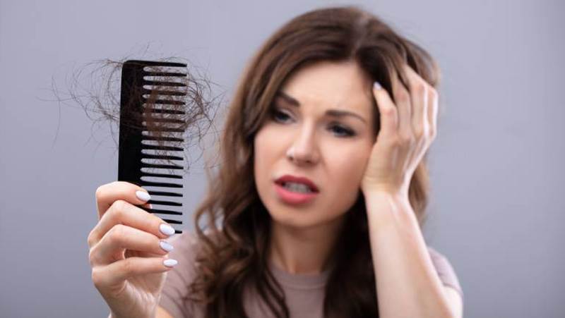 20 راه کاهش ریزش مو در خانه برای مردان و زنان