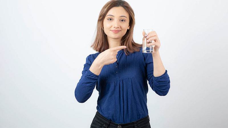 آیا نوشیدن آب به آکنه کمک می‌کند؟