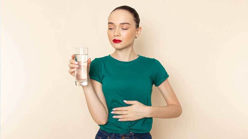 8 فایده‌ی مهم نوشیدن آب با معده‌ی خالی