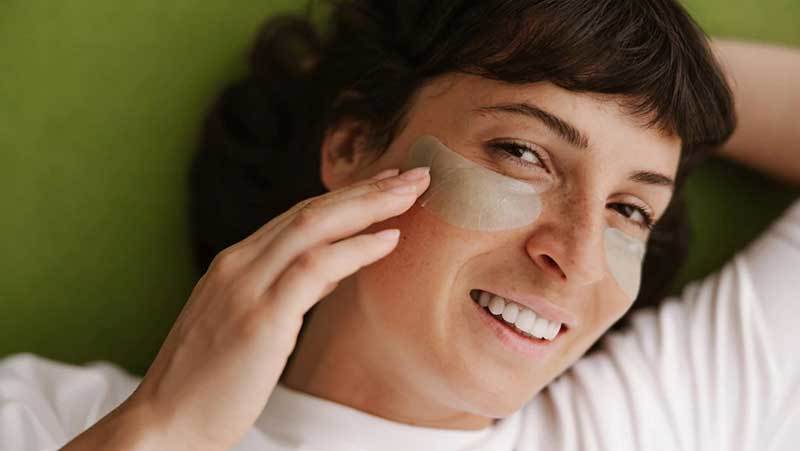خشکی پوست دور چشم: 15 درمان خانگی برای درمان آن