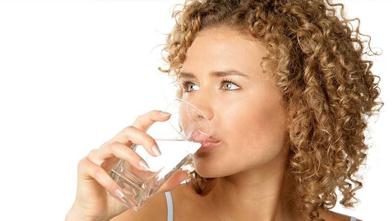 نوشیدن آب چگونه روی رشد مو تأثیر می‌گذارد؟