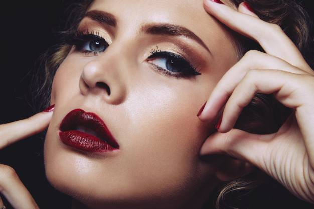 خانم با رژ لب تیره و براق با میکاپ زیبا